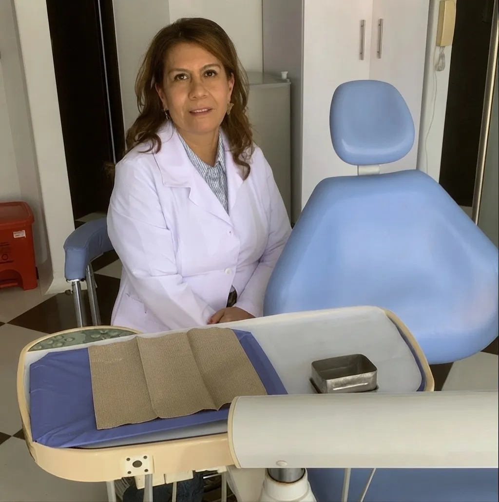 La doctora Martha Guzmán junto al sillón de su consultorio