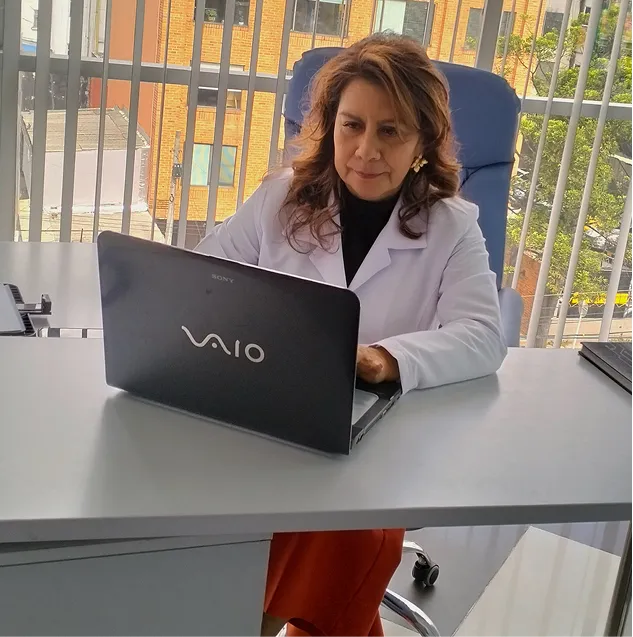 La doctora Martha Guzmán trabajando en su escritorio