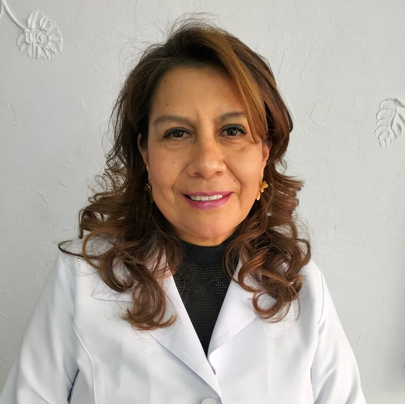 Retrato de la doctora Martha Guzmán con su bata blanca