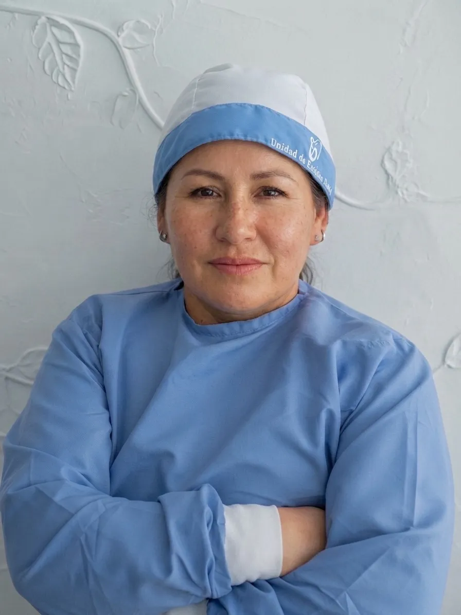Retrato de Mery Callejas con su uniforme y gorro quirúrgico