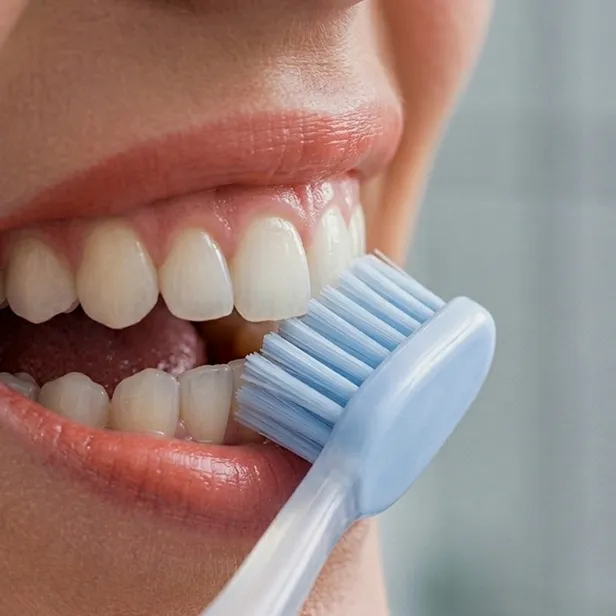 Cepillado de dientes con un cepillo de cerdas suaves