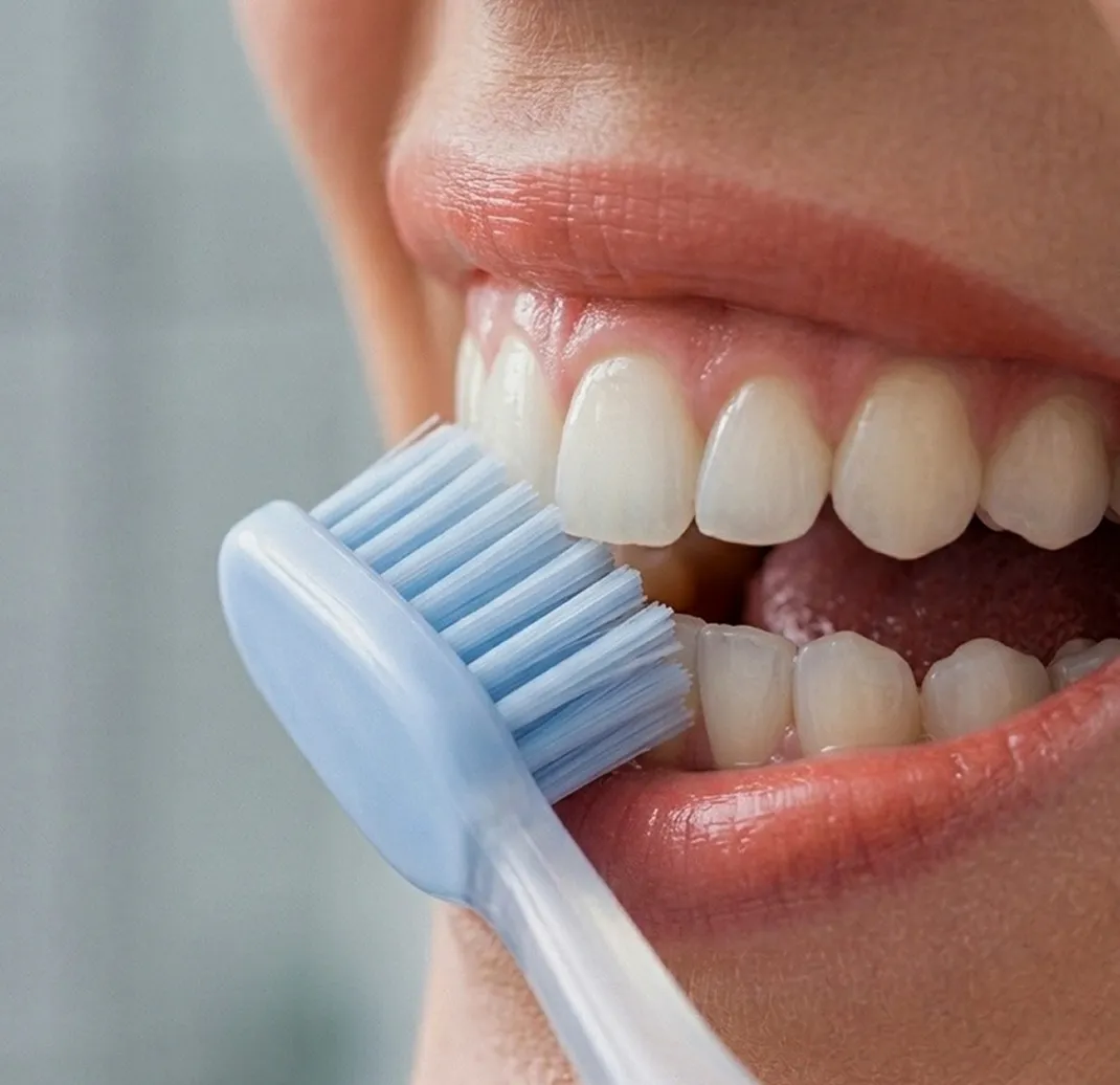 Cepillado de los dientes superiores con un cepillo de cerdas suaves